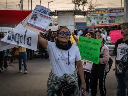 Rocío Bustamante, madre de María Angela Olguín, grita durante una protesta por la desaparición de su hija, el 20 de enero, en el paradero de Indios Verdes.