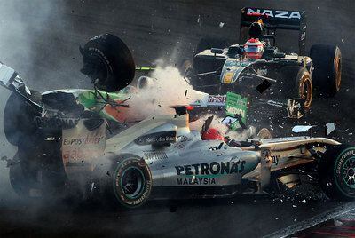Momento en que el Force India de Liuzzi se estrella contra el Mercedes de Schumacher en la primera vuelta.