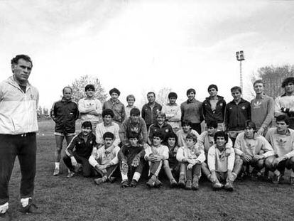 Amancio, en 1983, con futuros ases como Míchel, Sanchis y Butragueño (sentados en el centro) o M. Vázquez (el segundo en cuclillas a la derecha).