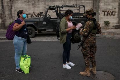 Militares realizan registros a mujeres que ingresan a la comunidad San José del Pino.