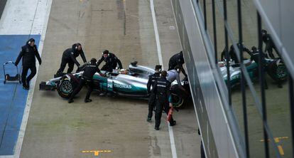 El piloto británico Lewis Hamilton entra en boxes después de la presentación.