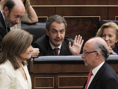 Pleno del 2 de septiembre de 2011 en el que se aprobó la reforma de la Constitución sobre la deuda con el entonces presidente Rodríguez Zapatero (en el centro); Rubalcaba y Báñez a su derecha y Montoro y Báñez a su izquierda.