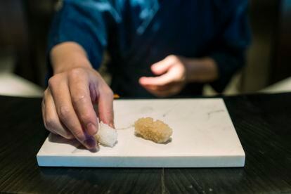 Tadayoshi Motoa, preparando dos de las tres variedades de arroz que elabora en el restaurante Toki, Madrid. 