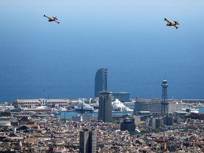Dos aeronaves sobrevuelan el Palau Sant Jordi y el estadio olímpico de Barcelona camino de un incendio de Martorell el 14 de julio 2021.