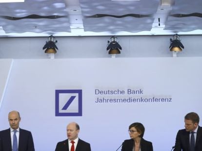 Principales directivos de Deutsche Bank, con el CEO John Cryan enmedio, ayer en Fr&aacute;ncfort.