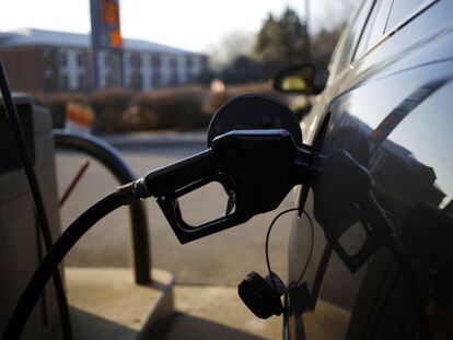 Un coche reposta en una gasolinera