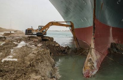 Una excavador trabaja para desatascar el barco Ever Given, este jueves.
