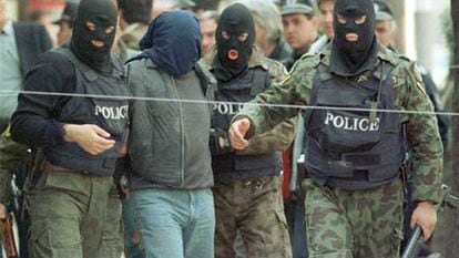 Policías búlgaros detienen a un traficante de droga en Sofía.