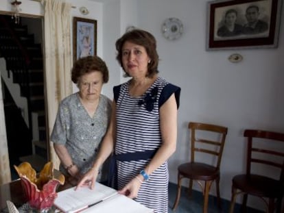 Carmen Torres y Micaela Alc&aacute;ntara, madre y hermana del beb&eacute; desaparecido en 1964.