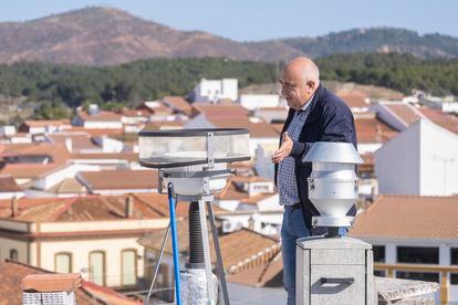 El alcalde de Nerva, José Antonio Ayala, en la azotea del Ayuntamiento junto a dos medidores de calidad de aire.