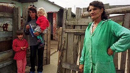 Una mujer gitana y sus hijos, a la puerta de su casa en Hajduhadhaz (Hungría).