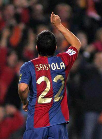 Saviola celebra un gol con el Barcelona.
