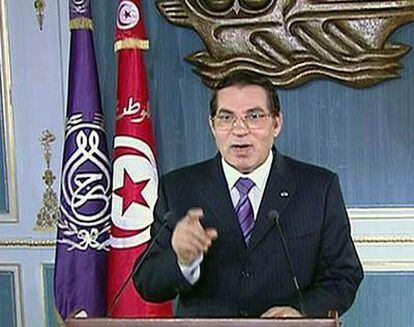 El presidente de Túnez, en un intento de calmar las revueltas, ha anunciado que dejará el poder en 2014, tras 23 años en el poder. También ha abogado por un "cambio completo y profundo" en el país.
