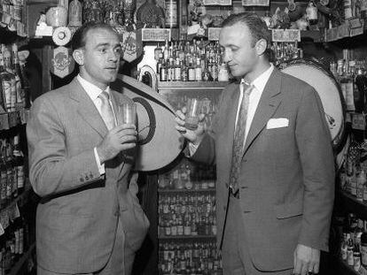 Di Stéfano toma una copa con Santamaría, en junio de 1959. 