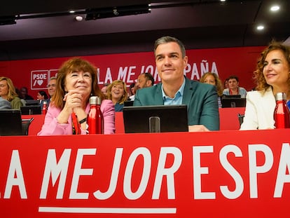 El presidente del Gobierno, Pedro Sánchez (en el centro), junto a la ministra de Hacienda, María Jesús Montero (a la derecha), y la presidenta del PSOE, Cristina Narbona (a la izquierda), presiden este sábado la reunión del comité federal del PSOE, en la sede del partido en Madrid.