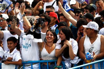 Aficionados del Real Madrid esperan la llegada a Cibeles del equipo. 