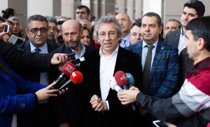 El director del diario Cumhuriyet, Can Dündar (centro), y el jefe de la oficina del diario en Ankara, Gül Erdem, (a la izquierda) se dirigen a la prensa antes de atender la vista judicial que este viernes los envió a prisión preventiva.