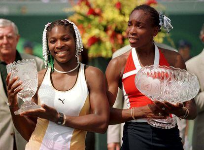 Las tenistas Serena (izquierda) y Venus Williams, posan con los trofeos que las acreditan como subcampeona y campeona, respectivamente, del Torneo Cayo Vizcaíno de EEUU de tenis en 1999.