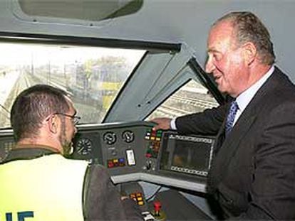 El Rey conversa con el conductor del prototipo de Talgo 350 que cubrirá la línea del AVE Madrid-Barcelona.