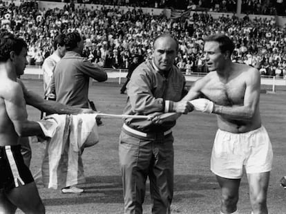 El técnico Alf Ramsey impide que el inglés George Cohen dé su camiseta a un jugador de Argentina, tras los cuartos del Mundial'66.