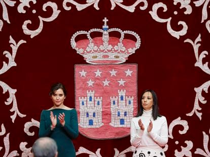 La presidenta de la Comunidad de Madrid, Isabel Díaz Ayuso (i) y la delegada del Gobierno en Madrid, Mercedes González, aplauden en 2022 durante el acto institucional organizado por el gobierno regional con motivo del Día de la Constitución.