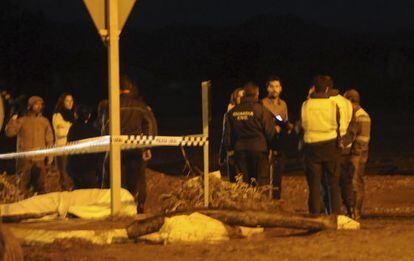 Agentes de la Guardia Civil y de la polic&iacute;a cient&iacute;fica, junto a una de las v&iacute;ctimas de Puerto Lumbreras. 