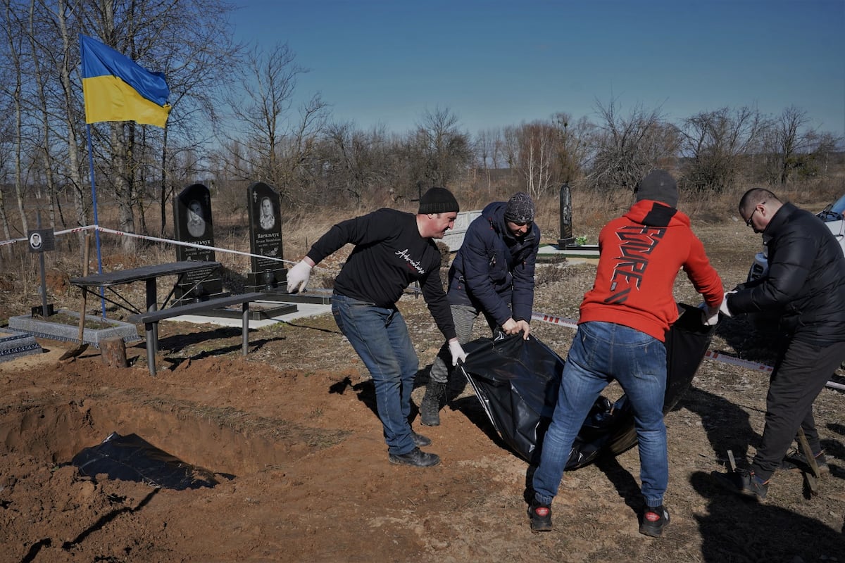 Uno cada uno, un zapato, una frase: Ucrania aún desenterró al resto de las víctimas de la invasión rusa en la región de kiev |  Internacional