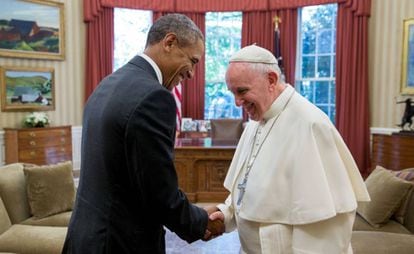 El Papa Francisco y Barack Obama se dan la mano en el Despacho Oval, en 2015.