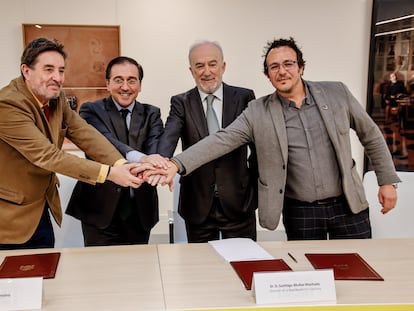 Desde la izquierda, el director del Instituto Cervantes, Luis García Montero; el ministro de Asuntos Exteriores, Unión Europea y Cooperación, José Manuel Albares; el director de la Real Academia Española, Santiago Múñoz Machado, y el alcalde de Cádiz, José María González, en la presentación del IX Congreso Internacional de la Lengua Española.