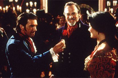 La actriz norteamericana Catherine Zeta-Jones, con Antonio Banderas, en una escena del filme <i>La máscara del Zorro</i>.