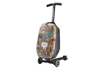 Las kilométricas terminales aéreas dejarán de ser tediosas gracias a esta divertida maleta con patinete incluido. Precio: 350 euros.