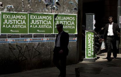 Carteles en Buenos Aires que refieren al &#039;caso Nisman&#039;.