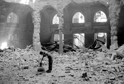 La Biblioteca Nacional de Sarajevo, tras resultar incendiada en un bombardeo serbobosnio, en agosto de 1992. La imagen es de Hidajet Delic (REUTERS), uno de los fotógrafos que ha cedido imágenes a Sniper Alley.