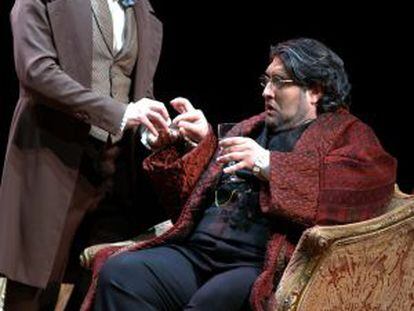 Nicola Alaimo (Don Pasquale), sentado, y Alessandro Luongo (Doctor Malatesta), en el Real.