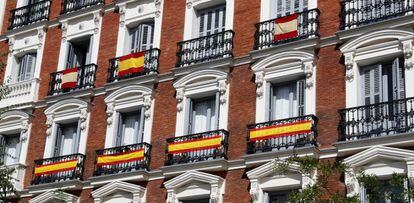 Varias banderas cuelgan de los balcones de un edificio en Madrid. 