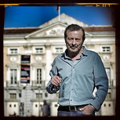 El actor Juan Diego posa frente al Teatro Español de Madrid, en 2013.