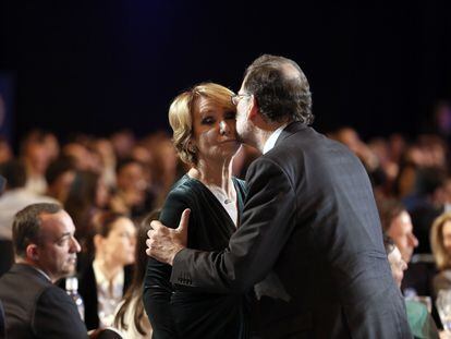 Rajoy besa a Aguirre en un mitin del cierre de campaña de las elecciones de 2015.