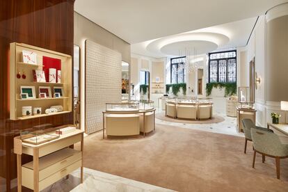 Vista de la 'boutique' de Cartier en Galería Canalejas desde la entrada del establecimiento, ubicado en este lujoso espacio comercial en un complejo histórico a pocos metros de la Puerta del Sol.