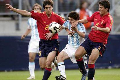 Messi intenta llevarse el balón ante Markel y Zapater.