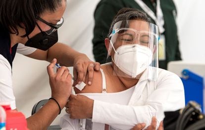 Una mujer recibe la vacuna del coronavirus en Coahuila (México).