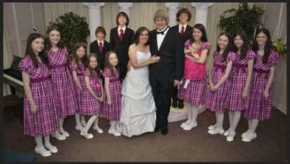 Louise y David Turpin, con 12 de sus hijos, en una de sus bodas en Las Vegas. La foto es de su perfil de Facebook.