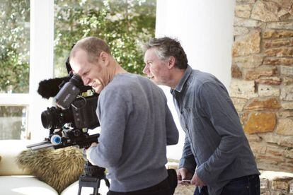 Kevin Macdonald, detrás de su operador de cámara, durante las entrevistas de 'Whitney'.