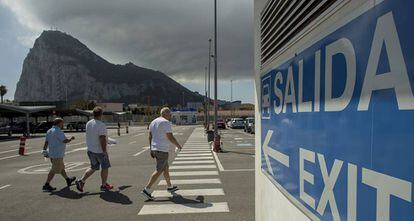 Entrada a Gibraltar con el Pe&ntilde;&oacute;n al fondo.