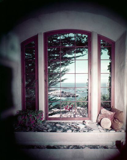 Las vistas que tiene la casa sobre el acantilado en Carmel Highlands son uno de los mayores atractivos de la centenaria vivienda. Foto de Maynard L. Parker. Cortesía de The Huntington Library, San Marino, California.
