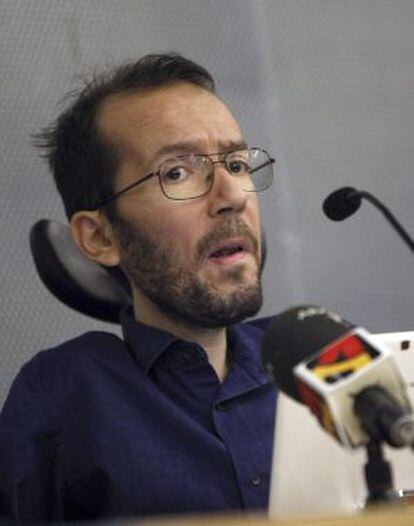 El eurodiputado Pablo Echenique atiende a los medios durante la asamblea que Podemos organizó el pasado sábado en Zaragoza. 