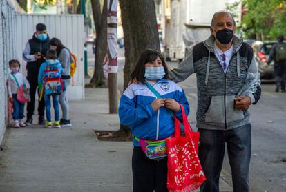 Estudiantes hacen fila para ingresar a una escuela en Ciudad de México.