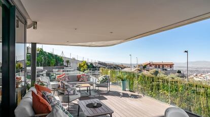 Una de las cinco terrazas de la villa, con vista panorámica.