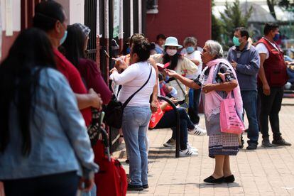 Personas de la tercera edad en la alcaldía de Xochimilco esperan el cobro de las pensiones adelantas.