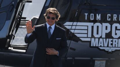 Tom Cruise llega en helicóptero al estreno de mundial de 'Top Gun: Maverick!' celebrada en San Diego, California, el 4 de mayo de 2022.