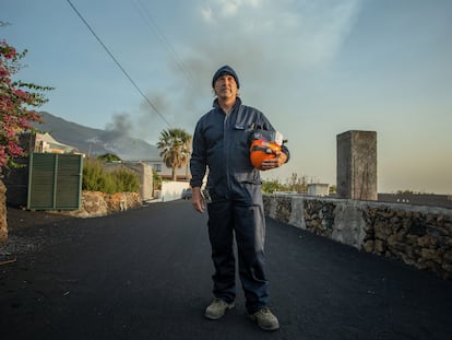 The geologist Raúl Pérez, in front of the call "war zone" of the volcano of La Palma.